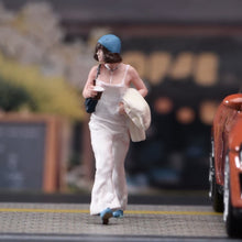 Load image into Gallery viewer, 1:64 Painted Figure Model Miniature Resin Diorama Toy Sand Walking Couple Lovers
