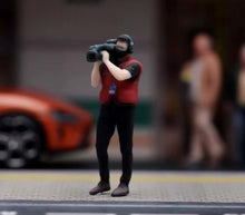 Load image into Gallery viewer, 1:64 Painted Figure Model Miniature Resin Diorama street interview Host Camera
