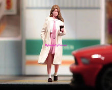 Load image into Gallery viewer, 1:24 Painted Figure Model Miniature Resin Diorama Sand Walking Girl Blone Hair
