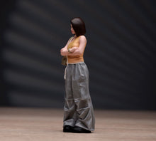 Load image into Gallery viewer, 1:24 Painted Figure Model Miniature Resin Diorama Cool Lady Short Hair Casual
