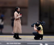 Load image into Gallery viewer, 1:64 Painted Figure Model Miniature Resin Diorama street interview Host Camera B
