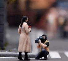 Load image into Gallery viewer, 1:64 Painted Figure Model Miniature Resin Diorama street interview Host Camera B
