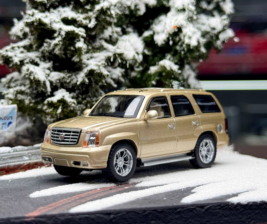 Masdi 1:64 Gold 2005 Escalade Full Size SUV Sport Model Diecast Metal Car New Collection