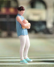 Load image into Gallery viewer, 1:64 Painted Figure Model Miniature Resin Diorama Sand Mother Holding a Child New
