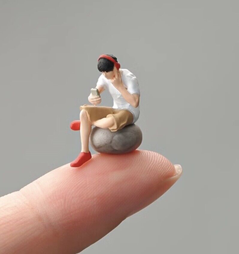 1:64 Painted Figure Mini Model Miniature Resin Diorama Sand Headset Boy Sitting New