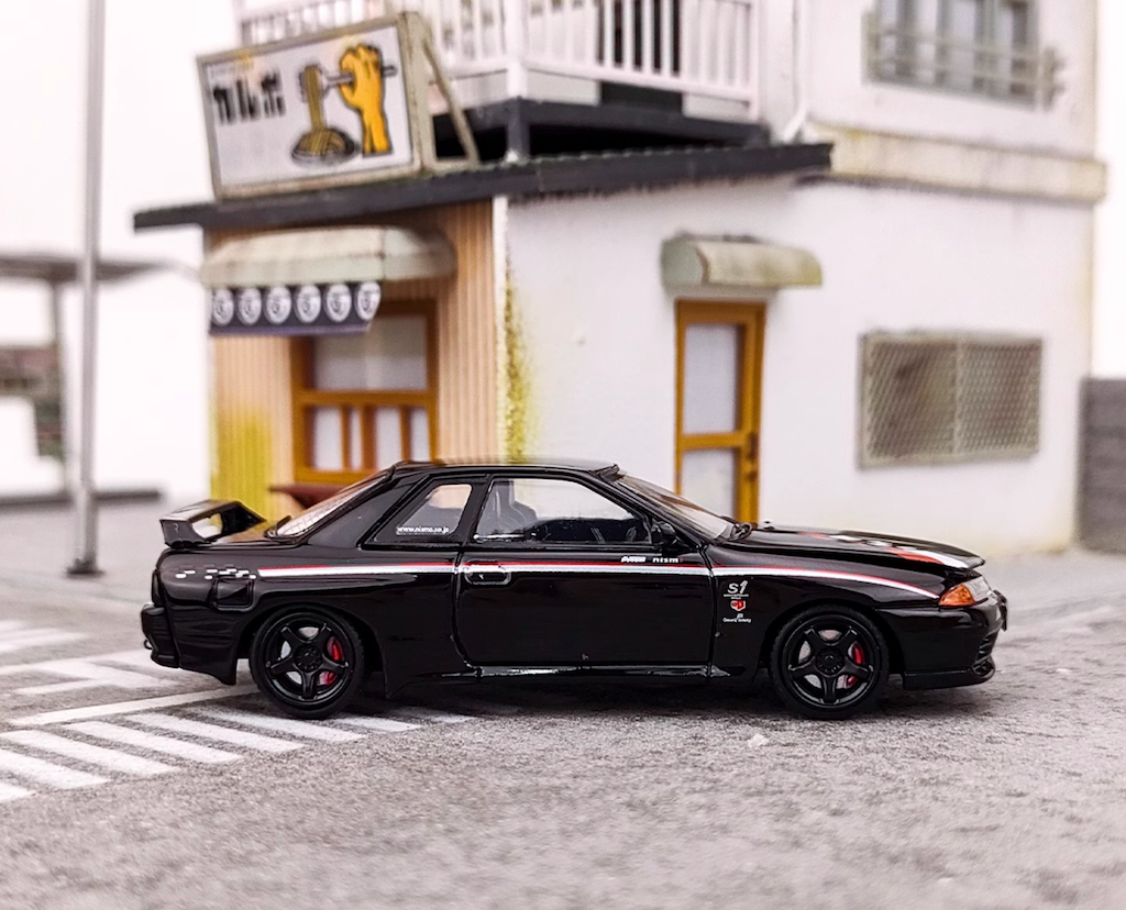 FH 1:64 Black Skyline GTR R32 Nismo S-Tune Sports Model