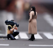 Load image into Gallery viewer, 1:64 Painted Figure Model Miniature Resin Diorama street interview Host Camera B
