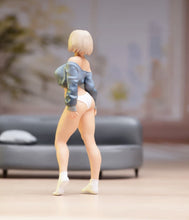 Load image into Gallery viewer, 1:24 Painted Figure Model Miniature Resin Diorama Blond Short Hair Lady Woman
