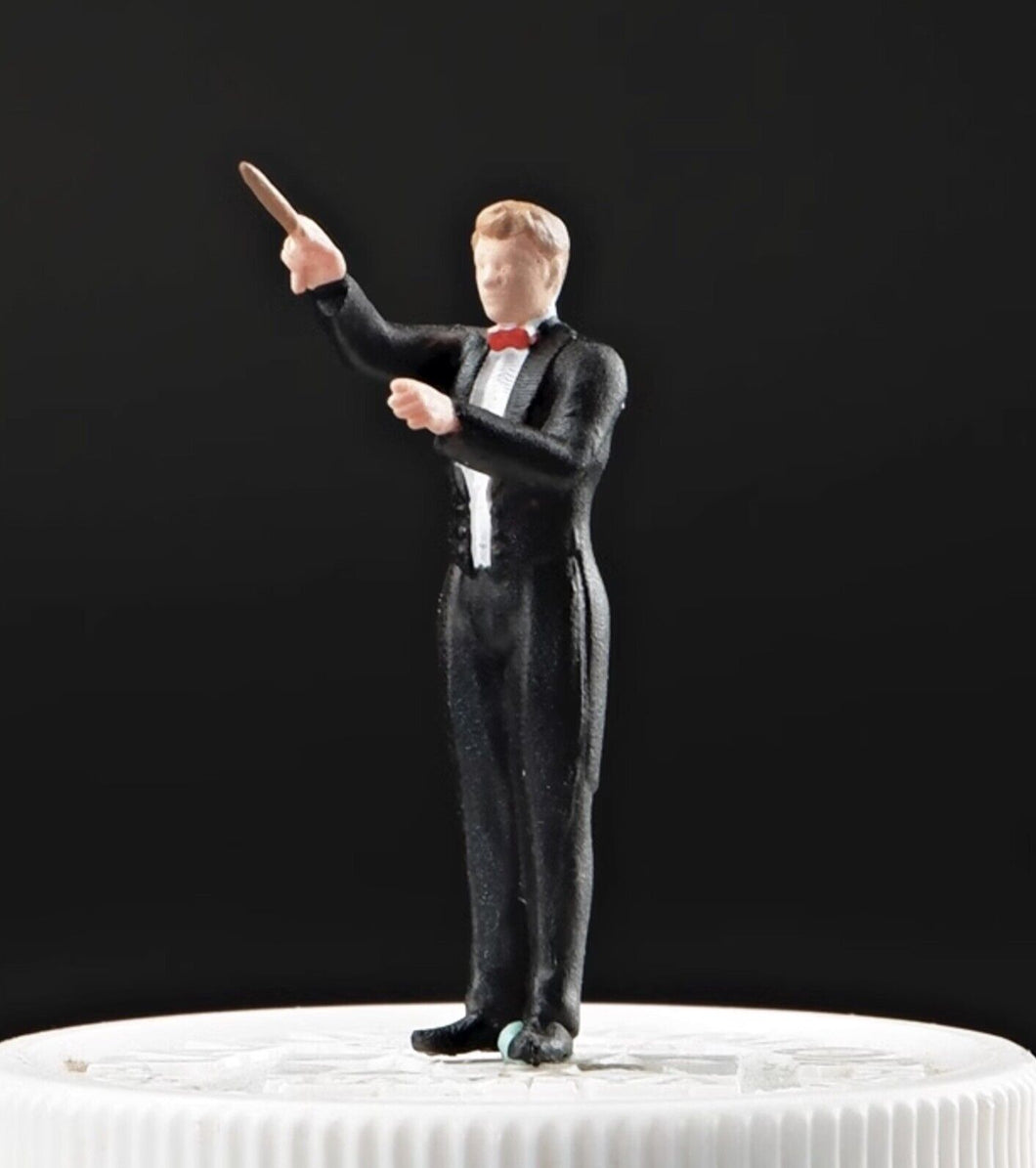 1:64 Painted Figure Mini Model Miniature Resin Diorama Concert Conductor Rostrum New Collection