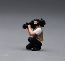 Load image into Gallery viewer, 1:64 Painted Figure Model Miniature Resin Diorama Sand Journalist Interview Set
