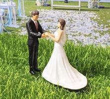 Load image into Gallery viewer, 1:64 Painted Figure Mini Model Miniature Resin Diorama Set Wedding Couple Sand
