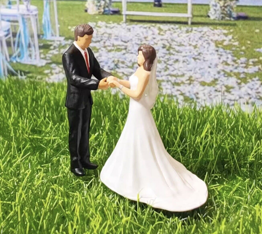 1:64 Painted Figure Mini Model Miniature Resin Diorama Set Wedding Couple Sand