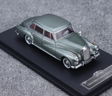 Load image into Gallery viewer, GFCC 1:64 Green 1959 300D Classic Vintage Sport Model Diecast Metal Car New Collection
