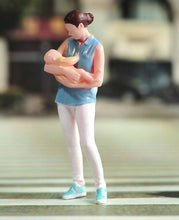 Load image into Gallery viewer, 1:64 Painted Figure Model Miniature Resin Diorama Sand Mother Holding a Child New
