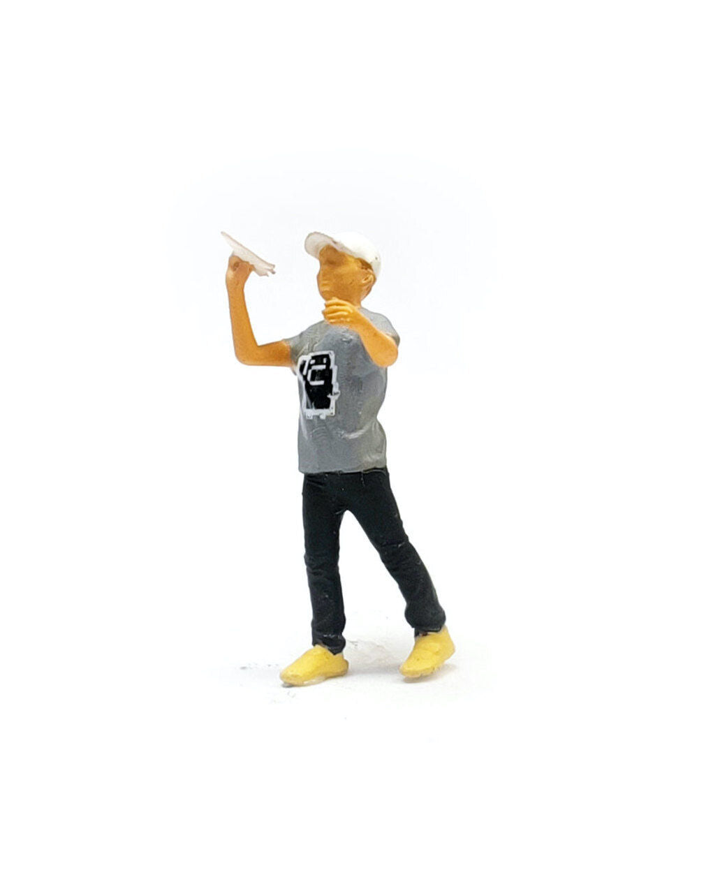 1:64 Painted Figure Mini Model Miniature Resin Diorama Boy Playing Paper Plane G