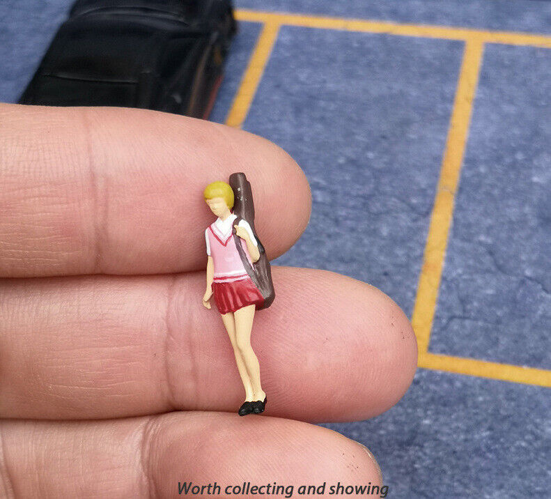 1:64 Painted Figure Mini Model Miniature Resin Diorama Toy Girl Carrying Guitar