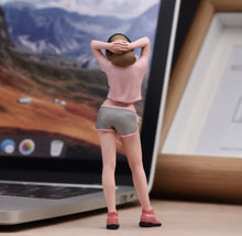 Load image into Gallery viewer, 1:24 Painted Figure Model Miniature Resin Diorama Headset Girl Casual Sporty
