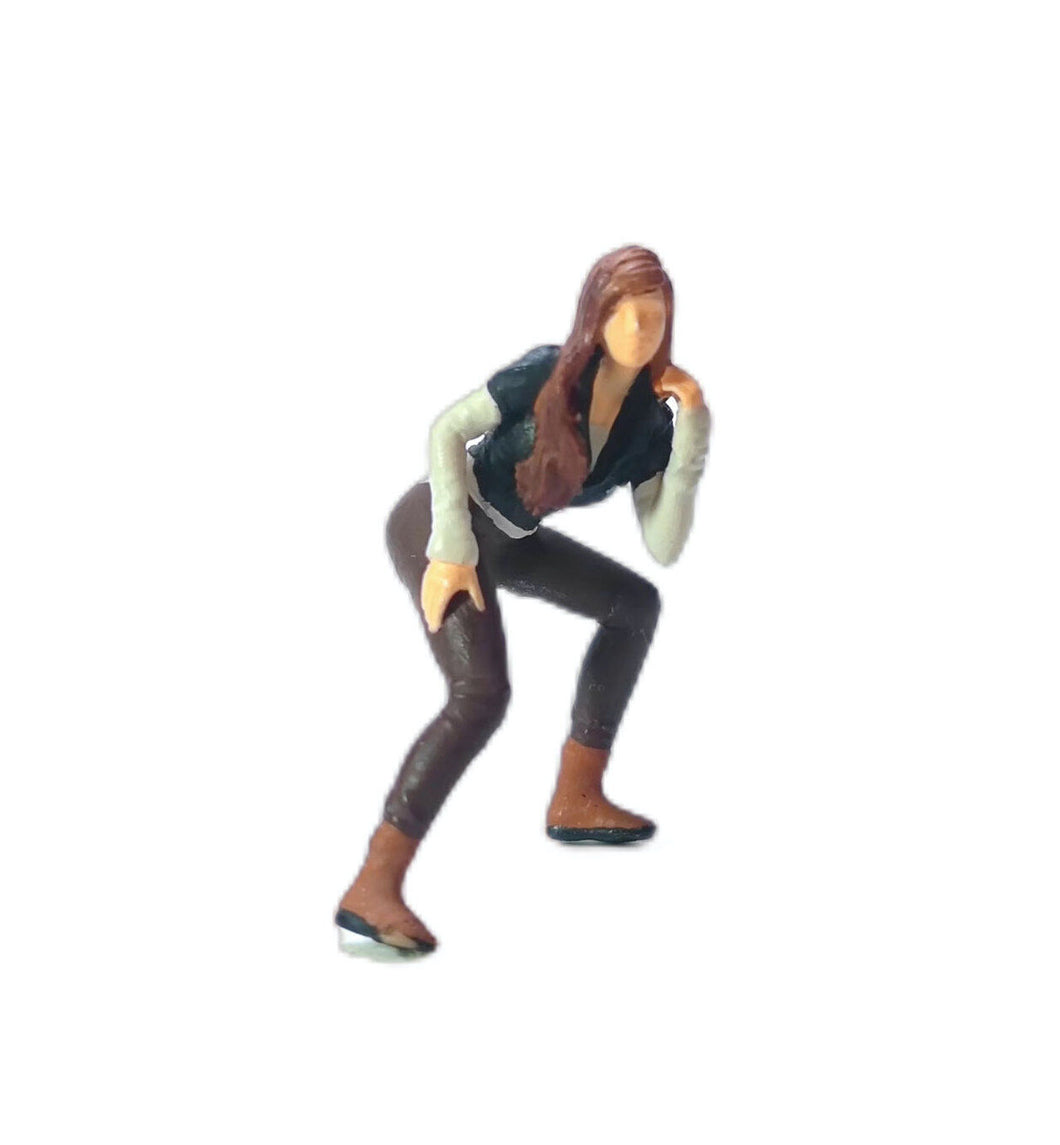 1:64 Painted Figure Mini Model Miniature Resin Diorama Half Squat Long Hair Girl
