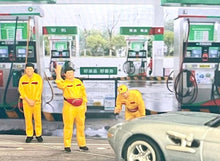 Load image into Gallery viewer, 1:64 Painted Figure Model Miniature Resin Diorama Sand Petrol Station Worker Set
