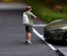 Load image into Gallery viewer, 1:24 Painted Figure Model Miniature Resin Diorama  Sand Trendy Boy Drinks
