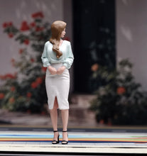 Load image into Gallery viewer, 1:24 Painted Figure Model Miniature Resin Diorama Charming Woman Lady Elegant
