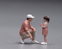 Load image into Gallery viewer, 1:64 Painted Figure Model Miniature Resin Sand Diorama Father and Daughter Set
