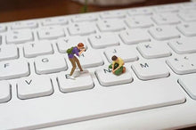 Load image into Gallery viewer, 1:64 Painted Figure Model Miniature Resin Diorama Sand Archaeologists Historians

