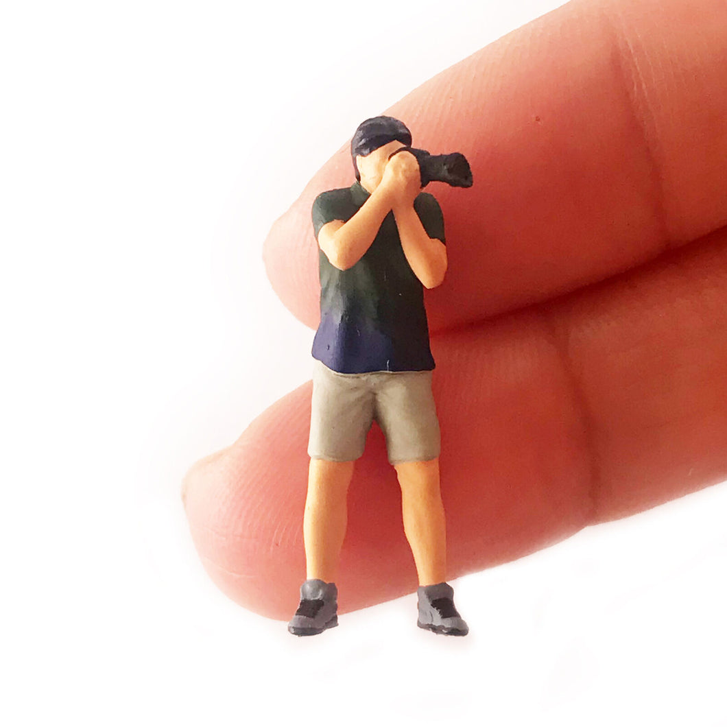 1:64 Painted Figure Mini Model Miniature Resin Diorama Shooting Camera man Black