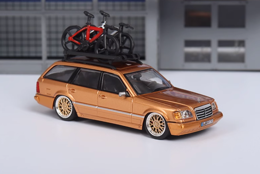 Mortal 1:64 Gold VIP S124 E300 Wagon Roof Bike Model Diecast Metal Car New