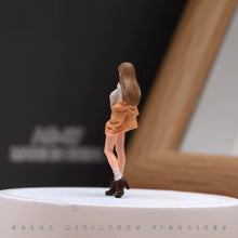 Load image into Gallery viewer, 1:24 Painted Figure Model Miniature Resin Diorama Sand Long Hair Walking Lady

