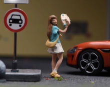 Load image into Gallery viewer, 1:64 Painted Figure Model Miniature Resin Diorama Toy Sand Pretty Girl With Hat
