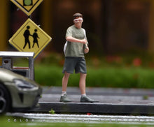 Load image into Gallery viewer, 1:24 Painted Figure Model Miniature Resin Diorama  Sand Trendy Boy Drinks
