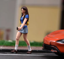Load image into Gallery viewer, 1:24 Painted Figure Model Miniature Resin Diorama  Sand Walking Girl Blue Top
