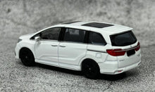 Load image into Gallery viewer, Masdi 1:64 White Odyssey RC3 Mini Van MPV Sports Model Diecast Metal Car New Collection
