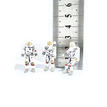 Load image into Gallery viewer, 1:64 Painted Figure Model Miniature Resin Diorama Sand Astronauts Cosmonaut Toy New
