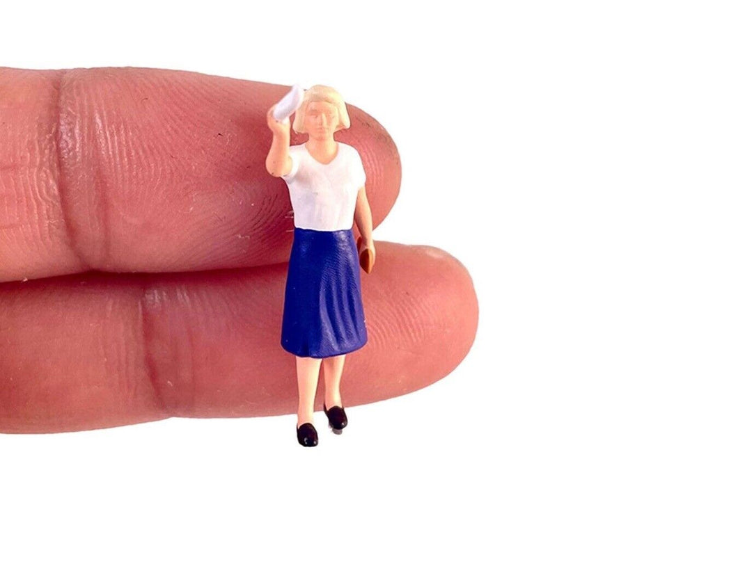 1:64 Painted Figure Model Miniature Resin Diorama Sand Lady Suit Man Luggage Toy