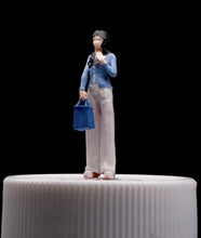Load image into Gallery viewer, 1:64 Painted Figure Mini Model Miniature Resin Diorama Sand Girl Blue With Bag New
