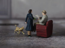 Load image into Gallery viewer, 1:64 Painted Figure Model Miniature Resin Diorama Sand Man Lady Cat Wind Coat New
