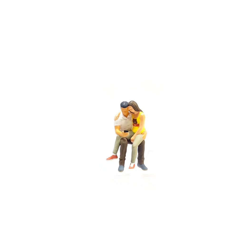1:64 Painted Figure Mini Model Miniature Resin Diorama Lovers Watching Mobile y