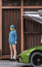 Load image into Gallery viewer, 1:64 Painted Figure Mini Model Miniature Resin Diorama Sand Trendy Hoodie Girl
