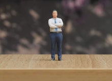 Load image into Gallery viewer, 1:64 Painted Figure Model Miniature Resin Diorama Sand White Shrit Man Standing
