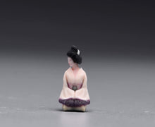 Load image into Gallery viewer, 1:64 Painted Figure Model Miniature Resin Sand Japanese Kimono Lady Kneelsitting
