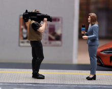 Load image into Gallery viewer, 1:64 Painted Figure Model Miniature Resin Diorama Toy Journalist Interview Set
