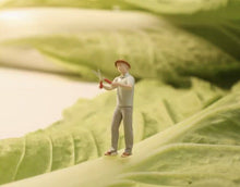 Load image into Gallery viewer, 1:64 Painted Figure Model Miniature Resin Diorama Sand Gardener Worker Pruning
