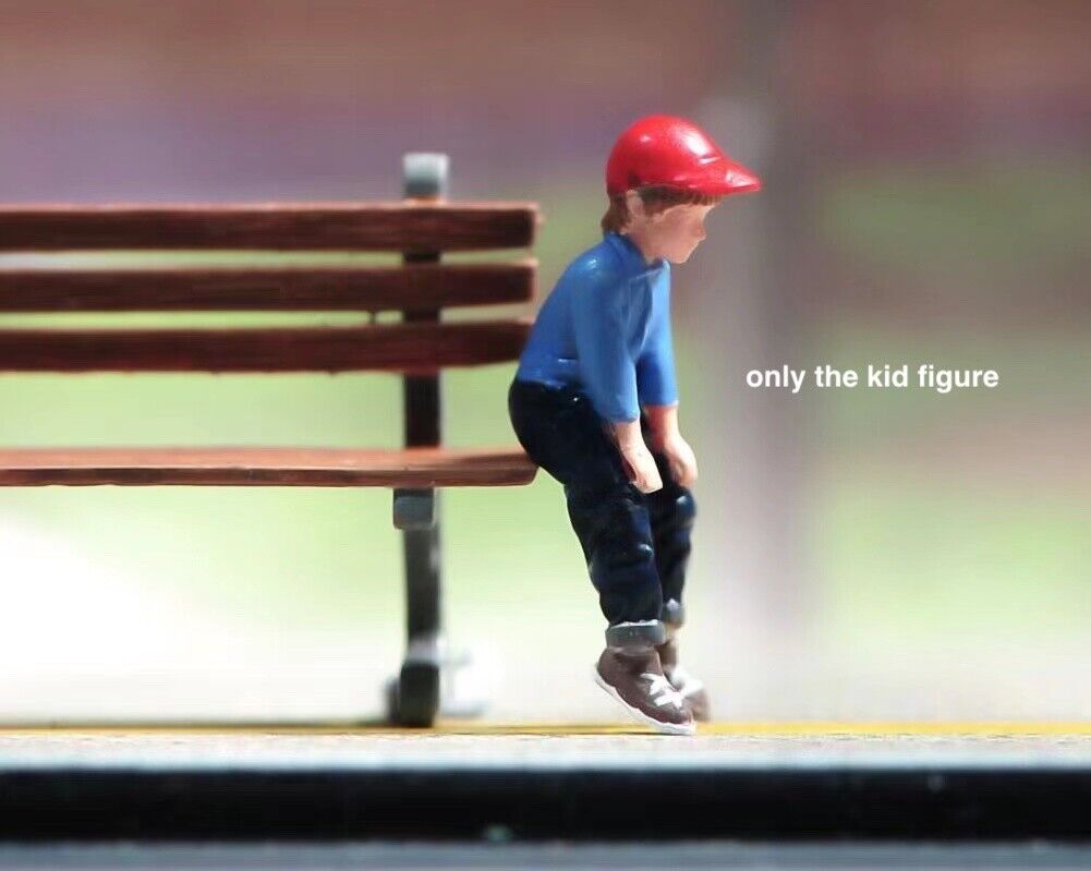 1:64 Painted Figure Model Miniature Resin Diorama Sand Toy Kid Boy Cap Sitting