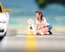 Load image into Gallery viewer, 1:24 Painted Figure Model Miniature Resin Diorama Sand Girl Teasing Cat Lady

