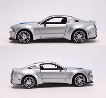 Load image into Gallery viewer, Maisto 1:24 Silver 2014 Mustang Street Racer Sport Model Diecast Metal Car New Collection
