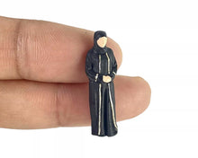 Load image into Gallery viewer, 1:64 Painted Figure Model Miniature Resin Diorama Sand Saudi Robe Man Lady Toy

