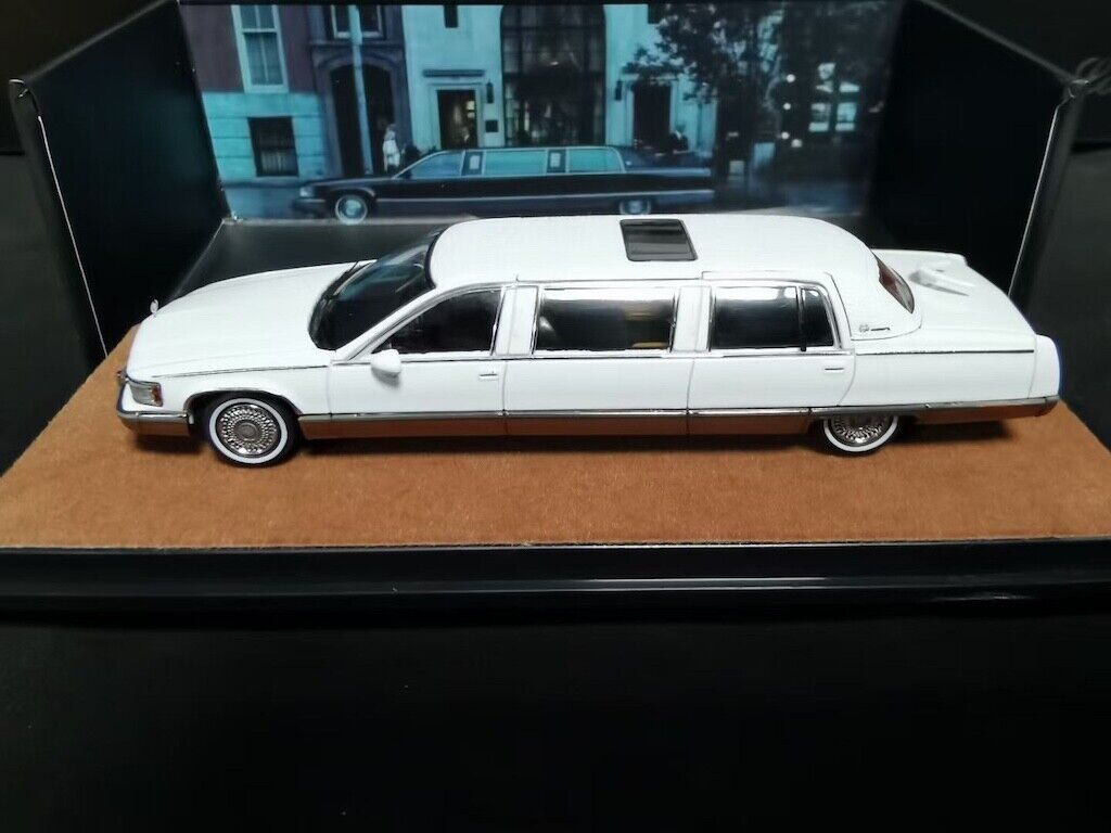 Tintin - Ensemble De 2 Voitures 1:24 + 1:43 - La Limousine Officielle Tintin Et Les Picaros Tintin - Ensemble De 2 Voitures 1:24 + 1:43 - La Limousine Officielle Tintin Et Les Picaros