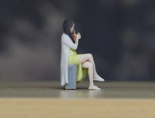 Load image into Gallery viewer, 1:64 Painted Figure Model Miniature Resin Diorama Smoking Sitting Posture Girl
